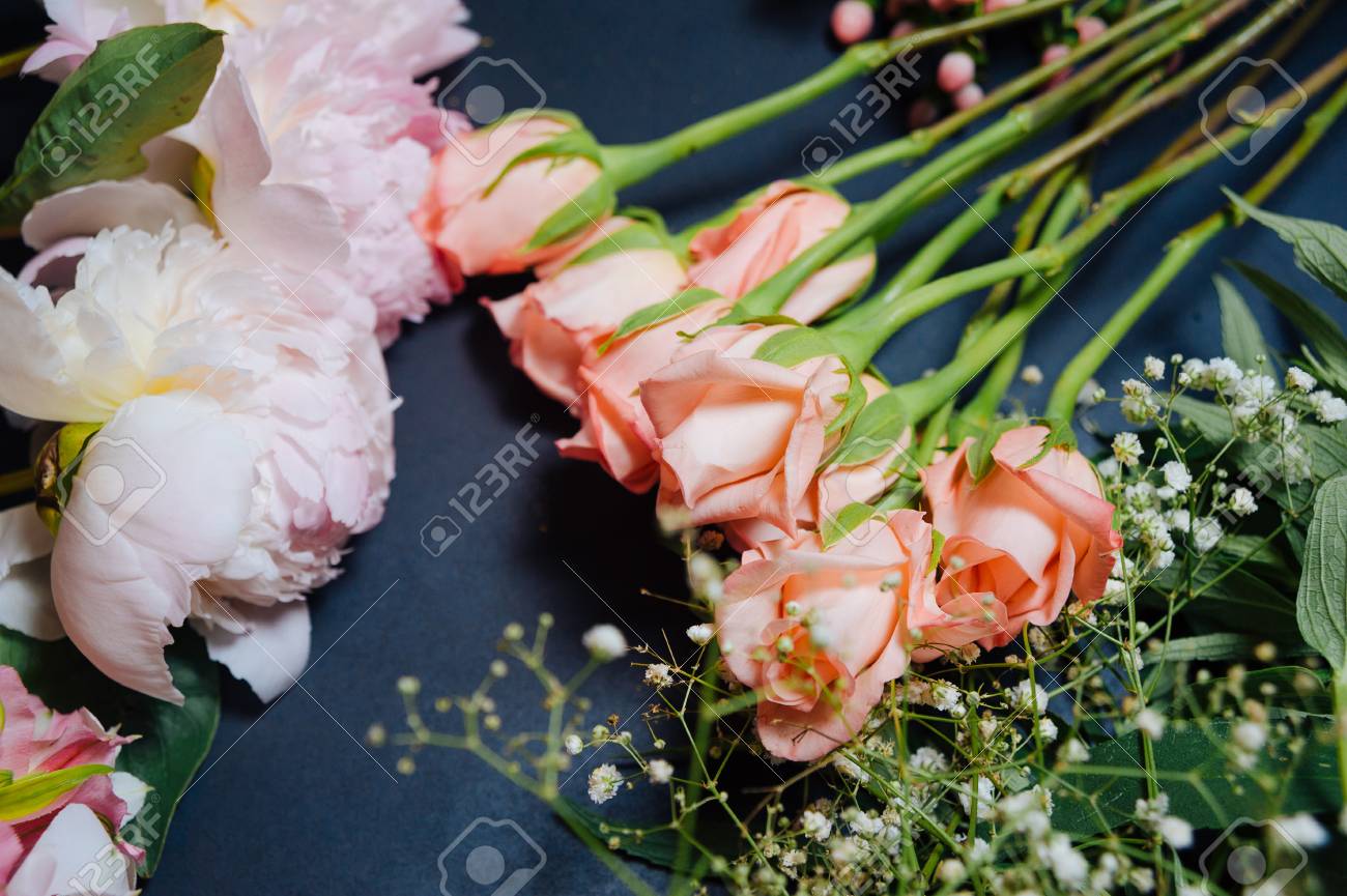 Femme Faisant Un Bouquet Fleurs Pour La Mariée Bouquet De Mariage