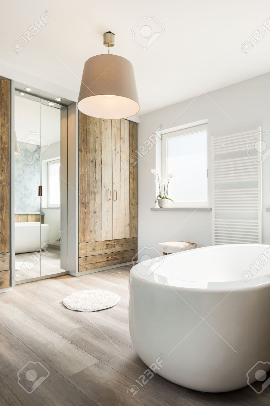 Salle De Bains Moderne Avec Baignoire Séparée Lumineuse Banque D ... Salle De Bains Moderne Avec Baignoire Séparée Lumineuse Banque D ...