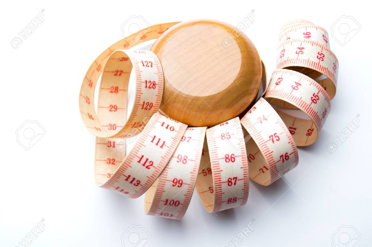 Efecto Yo-yo En Concepto De Dieta. Yoyo De Madera Con La Medida Centímetro. Aislado En El Fondo Blanco. Fotos, Retratos, Imágenes Y Fotografía De Archivo Libres De Derecho. Image 66319255.