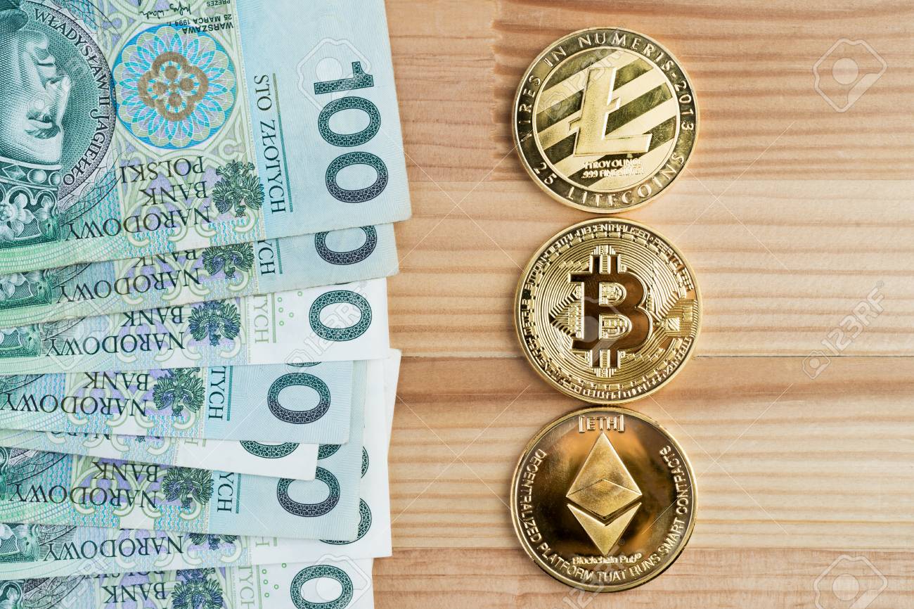 지폐 다발이 있는 금 물리적 비트코인, 라이트코인, 이더리움 동전. 암호 화폐 대 전통적인 화폐 시장. 로열티 무료 사진, 그림,  이미지 그리고 스톡포토그래피. Image 106656961