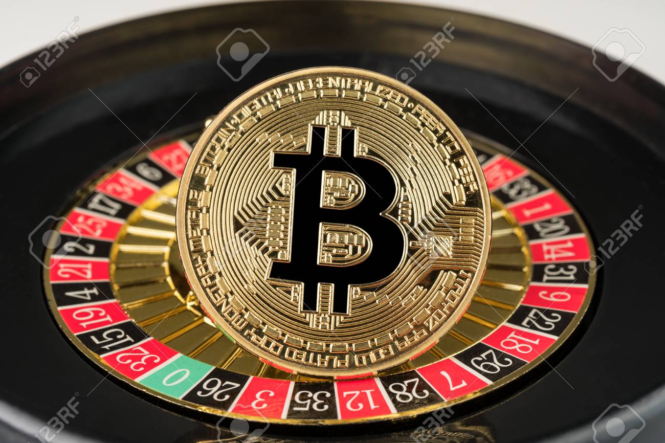 Goud Fysieke Bitcoin Munt Op Casino Roulette. Crypto Valuta Markt Gokken  Abstract Concept. Royalty-Vrije Foto, Plaatjes, Beelden en Stock  Fotografie. Image 108161149