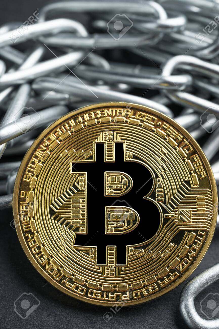어두운 석판 배경에 복잡한 반짝이는 금속 사슬에 있는 물리적 비트코인 금화. 암호 화폐 법적 제한 추상 개념입니다. 수직 방향. 로열티  무료 사진, 그림, 이미지 그리고 스톡포토그래피. Image 124376073