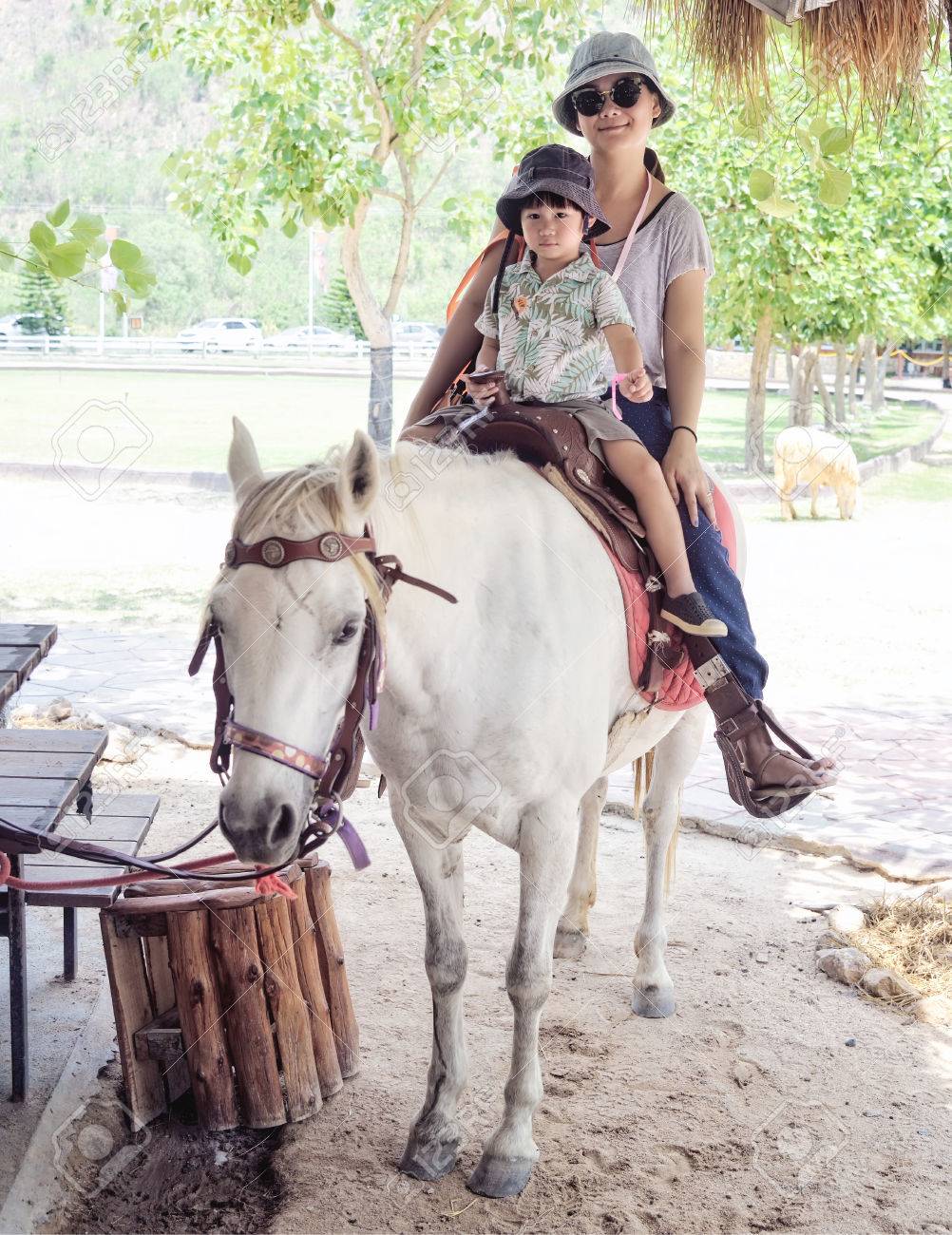 шермиции донских казаков. фотосессия на лошадях что отец. воспитание мальчика в казачьей семье. кочевники великой степи. человек на лошади.