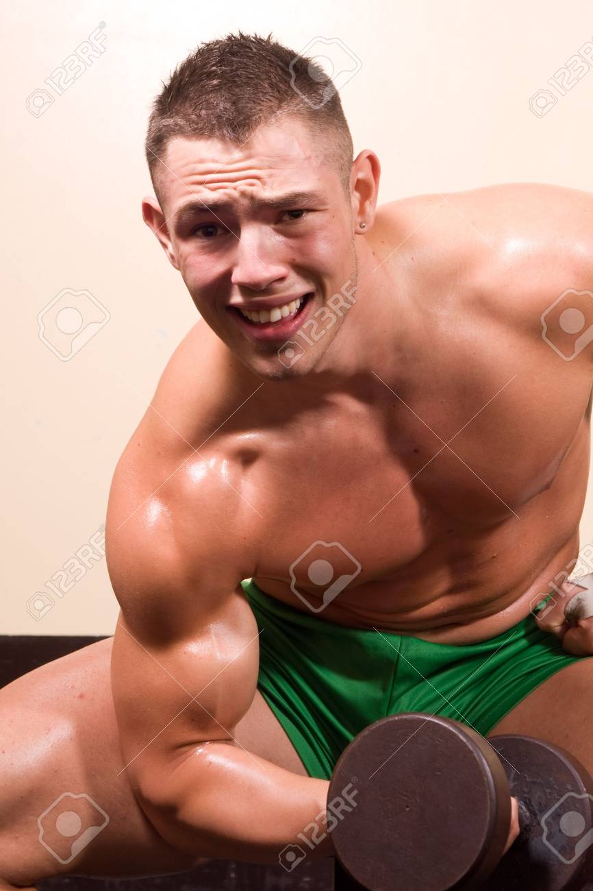 初心者のボディービルダー ジムでトレーニング の写真素材 画像素材 Image