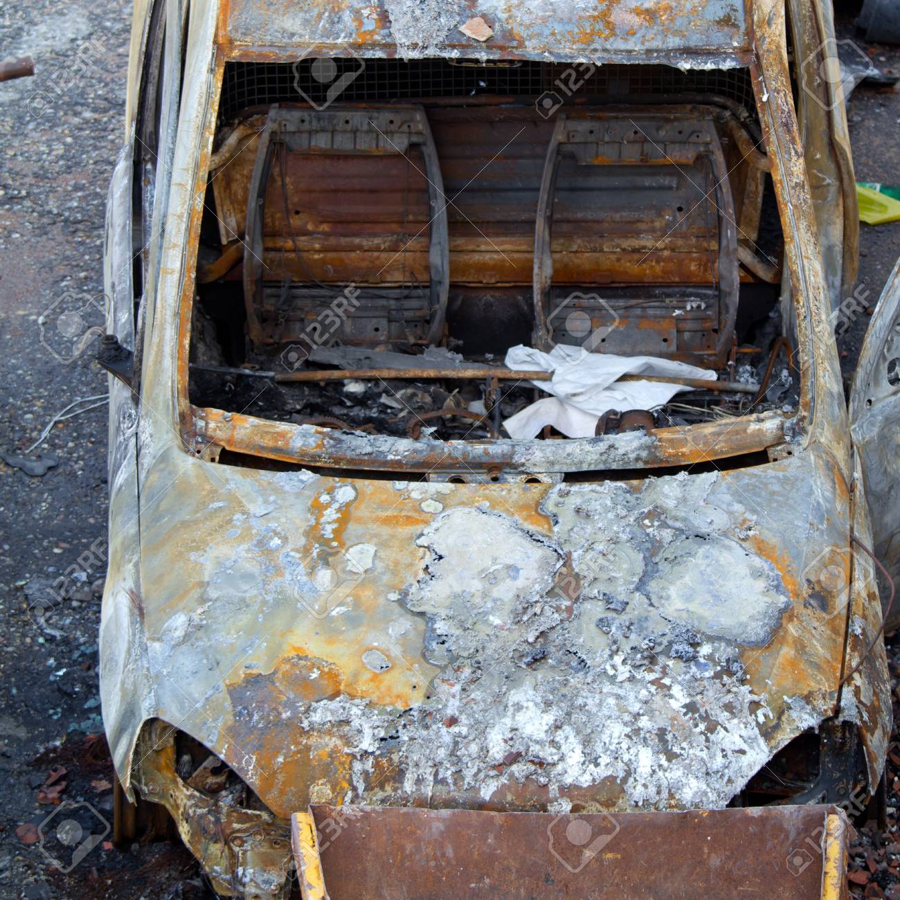 放棄された車全焼 の写真素材 画像素材 Image