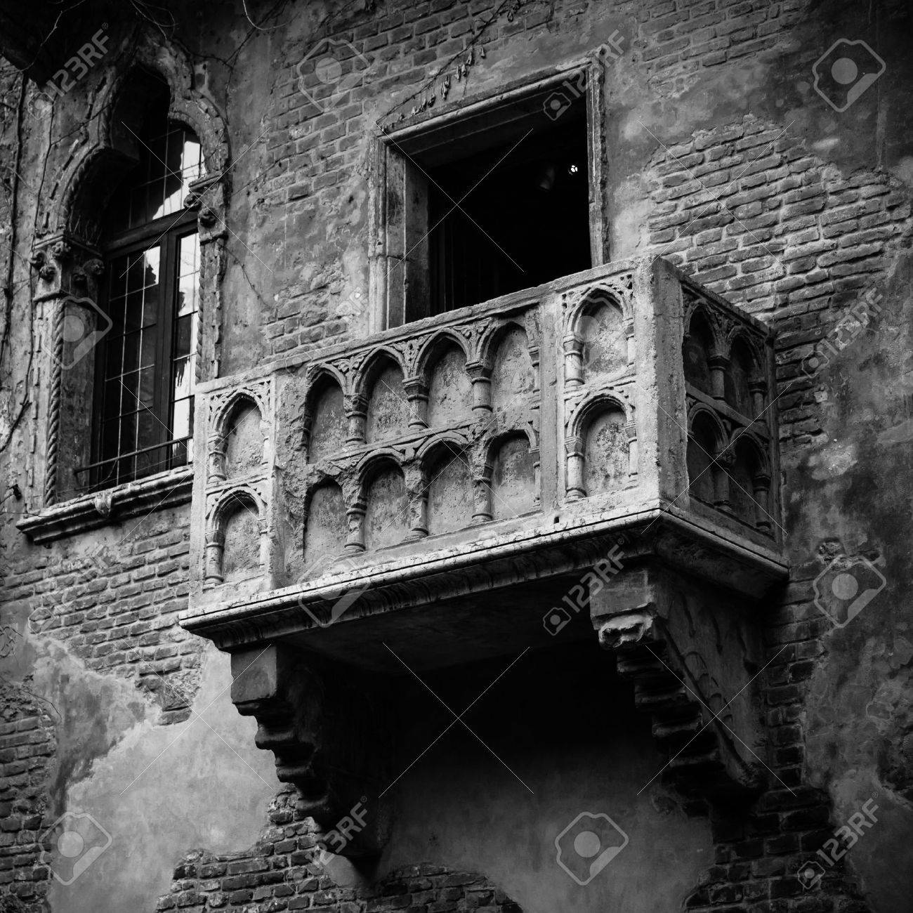 イタリア ヴェローナ ロミオとジュリエットのバルコニー の写真素材 画像素材 Image