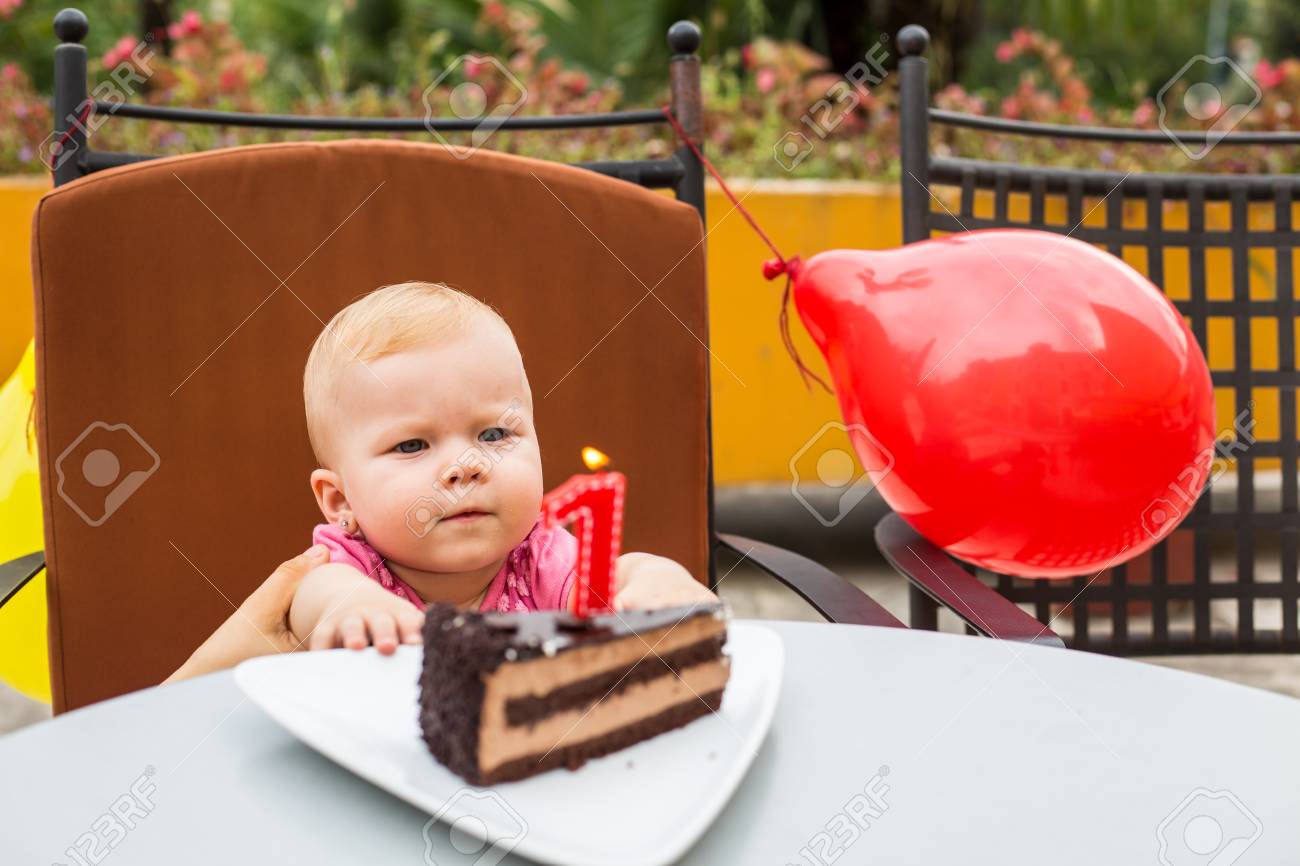 赤ちゃんの初めての誕生日ケーキで 1 歳 の写真素材 画像素材 Image 赤ちゃんの初めての誕生日ケーキで 1 歳 の写真素材 画像素材 Image