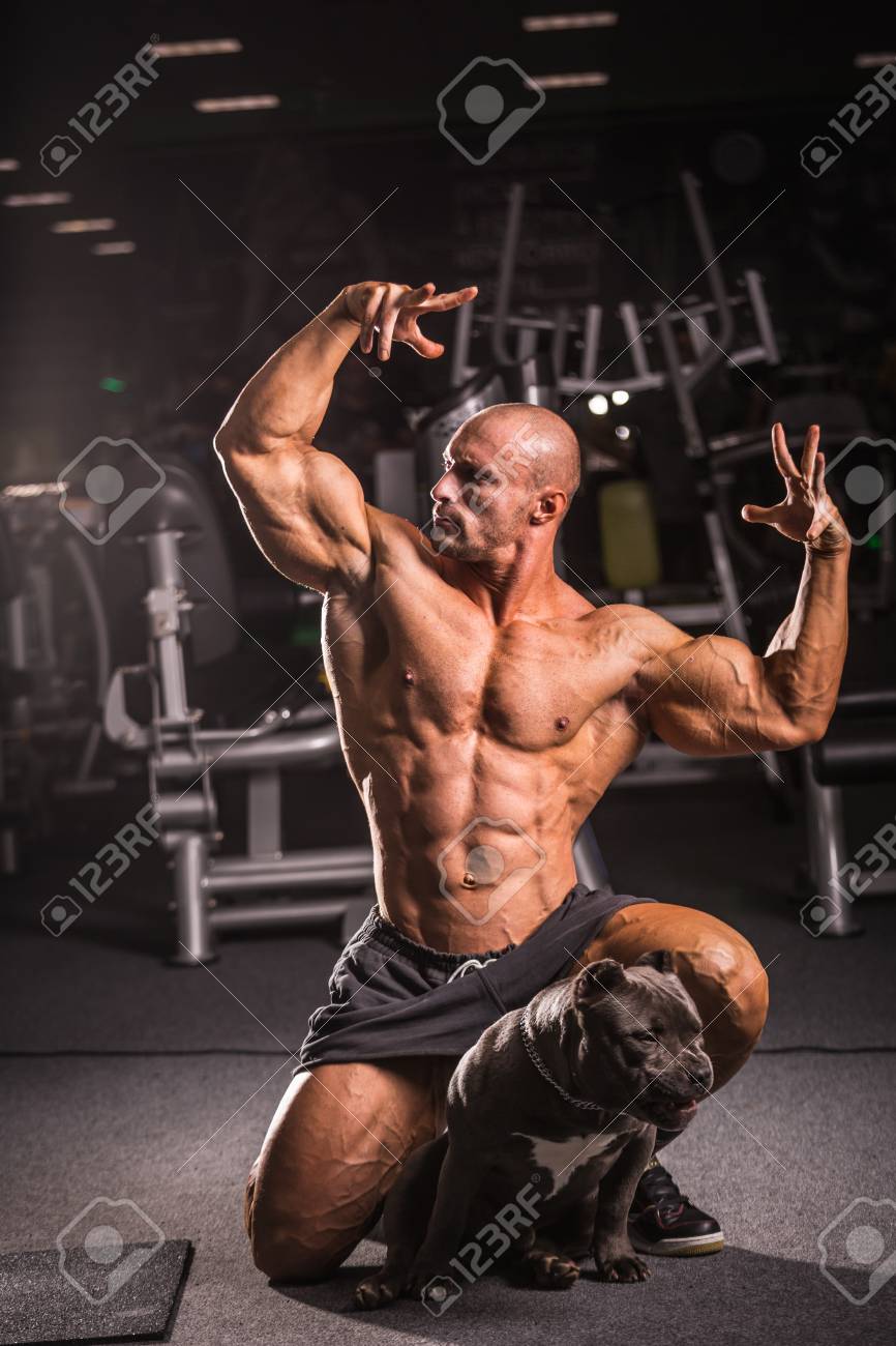 ジムでアメリカのいじめとポーズボディビルダー の写真素材 画像素材 Image