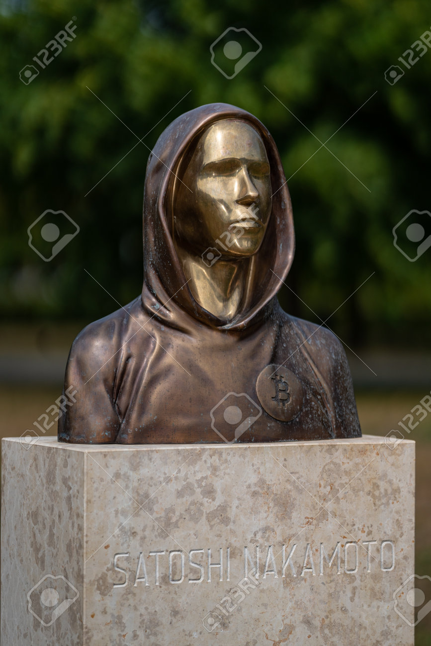 부다페스트, 헝가리 - 2022년 8월 7일: 비트코인 및 블록체인 기술의 신비한 창시자 사토시 나카모토 동상의 초상화; 레카  게르겔리와 타마스 길리가 만들었습니다. 2022년 8월 7일 헝가리 부다페스트. 로열티 무료 사진, 그림, 이미지 그리고