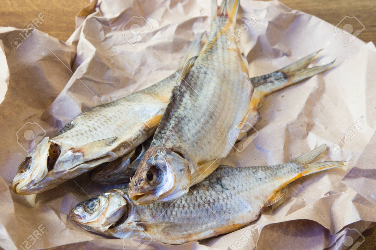 伝統的なロシア スナック ビール 紙の上の乾燥したゴキブリ の写真素材 画像素材 Image