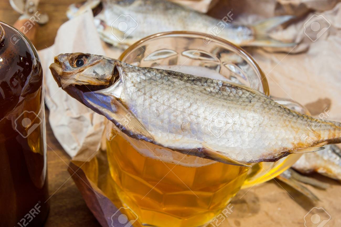 伝統的なロシア スナック ビール 紙の上の乾燥したゴキブリ の写真素材 画像素材 Image