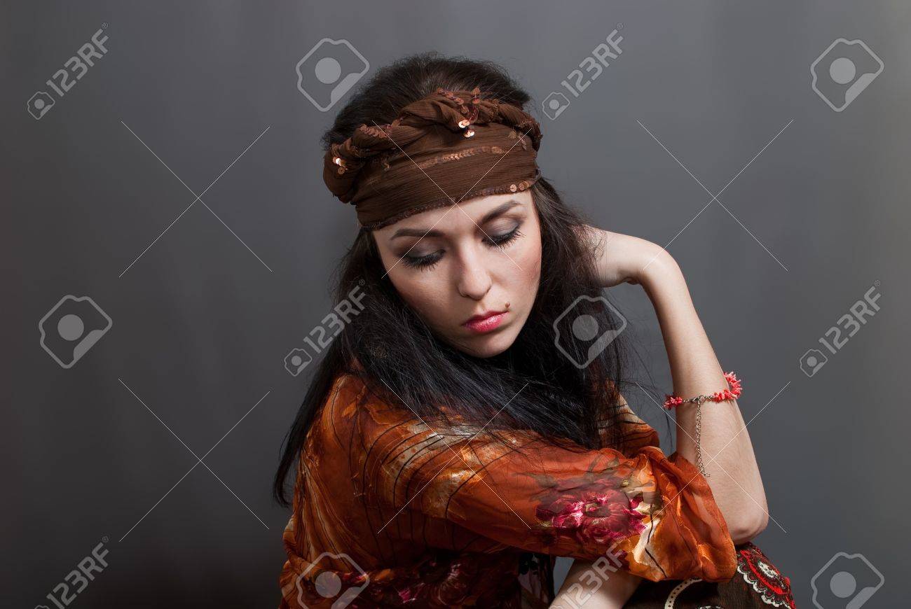 灰色の背景上の美しさ若いジプシーの女 の写真素材 画像素材 Image