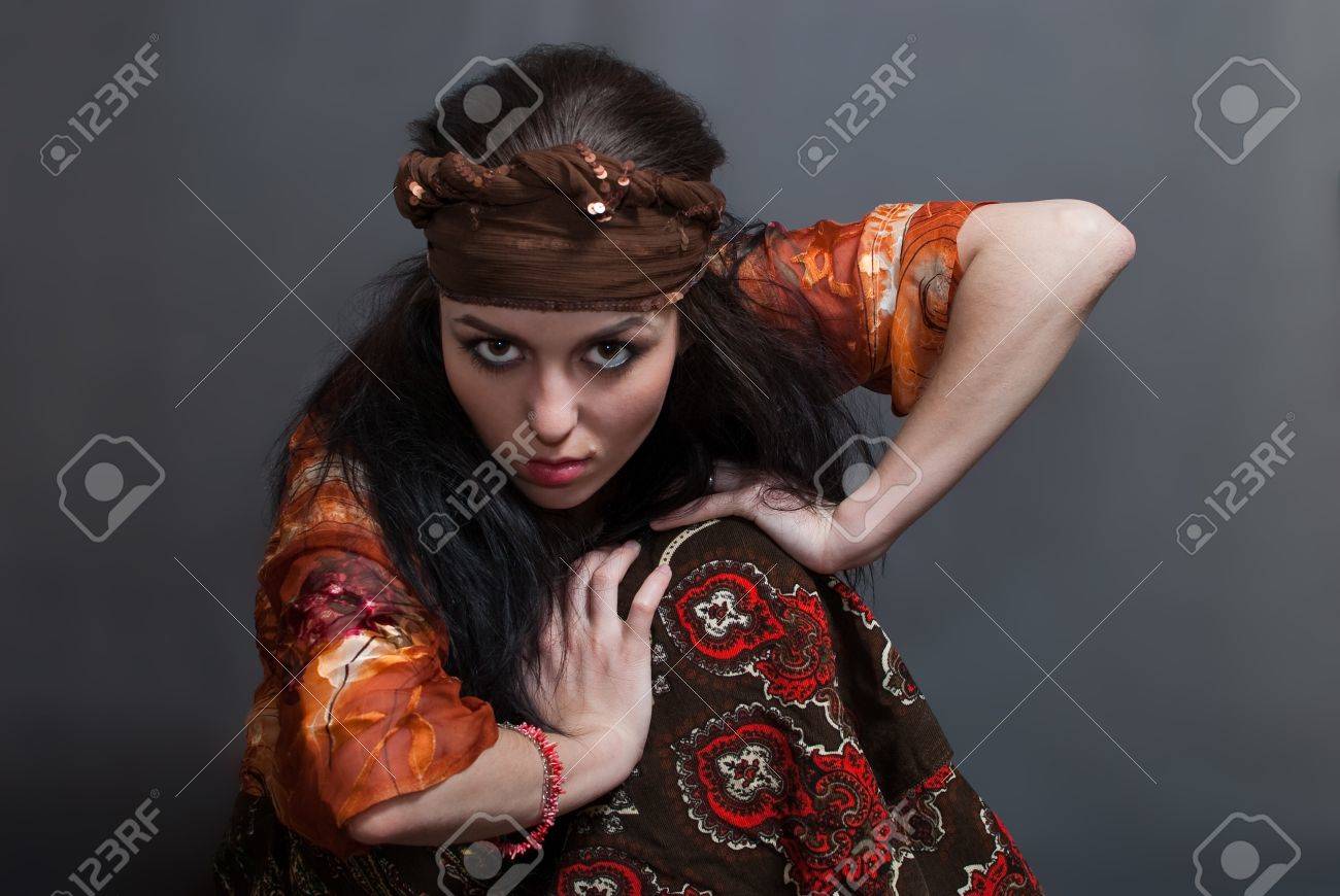 灰色の背景上の美しさ若いジプシーの女 の写真素材 画像素材 Image