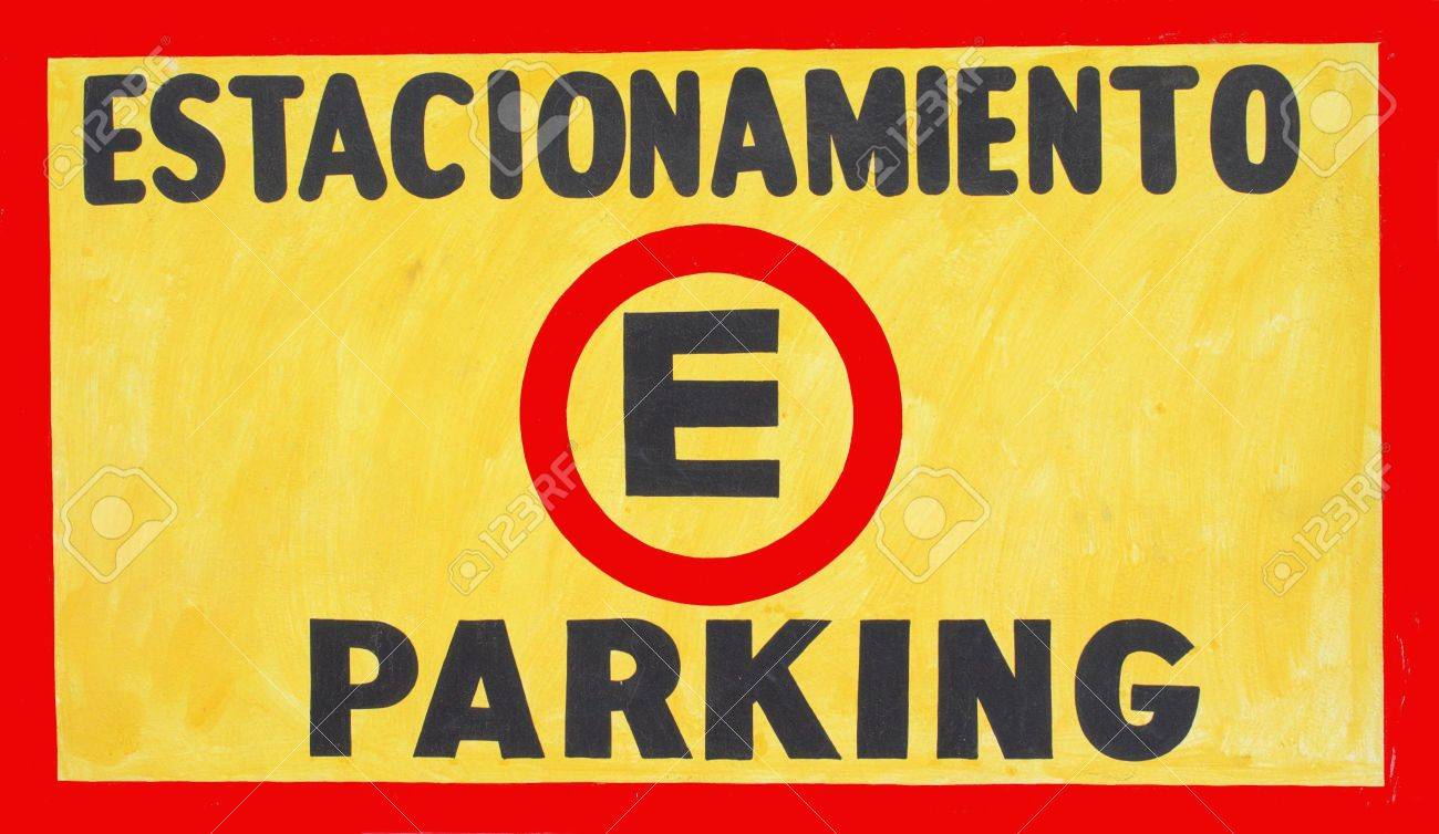 英語とスペイン語で駐車場の看板の写真 の写真素材 画像素材 Image