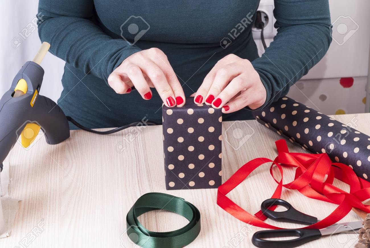 schreibtisch umwickeln laptop frau am schreibtisch wickeln geschenke in schöner verpackung standardbild 69662571 am wickeln in schöner schreibtisch umwickeln laptop frau am schreibtisch wickeln geschenke in schöner verpackung standardbild 69662571 am wickeln in schöner