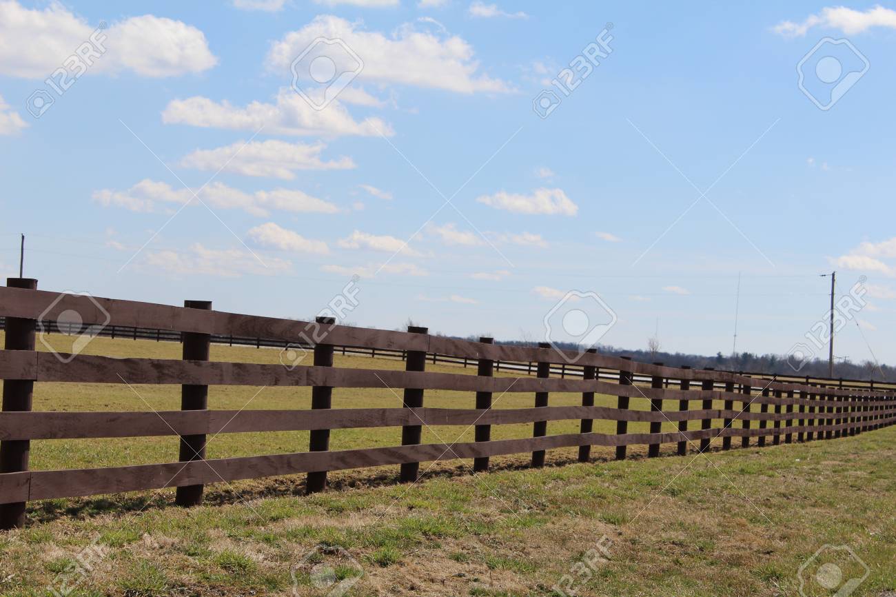 bauernhof zaun zeichnung standardbild wooden ländlichen bauernhof zaun und ein schöner blauer himmel mit weißen wolken ländlichen und ein schöner blauer mit bauernhof zaun zeichnung standardbild wooden ländlichen bauernhof zaun und ein schöner blauer himmel mit weißen wolken ländlichen und ein schöner blauer mit