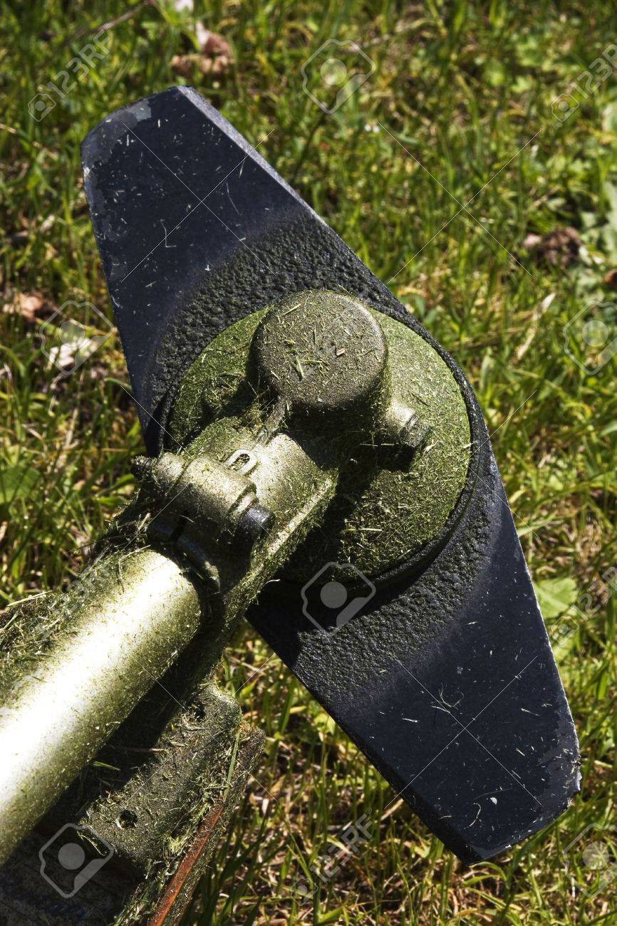 草刈刃は芝生をカットする使用されています の写真素材 画像素材 Image 9267