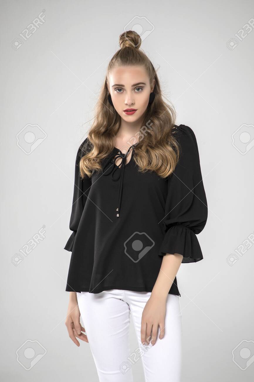 camisa negra con pantalón blanco