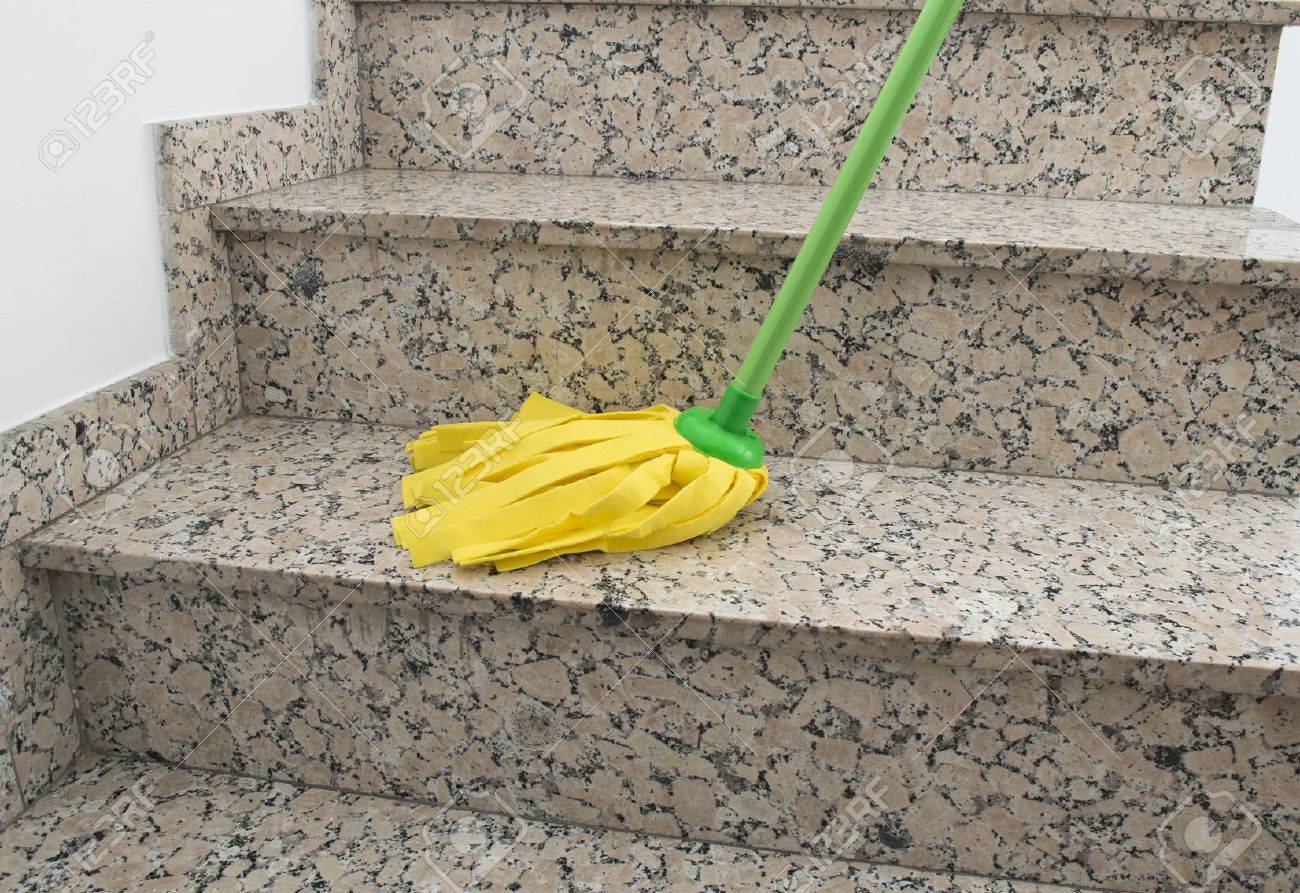 Уборка подъездов. Уборщик подъездов. Уборка лестничных площадок. Рабочий лежит на полу. Поднимаясь по служебной лестнице.