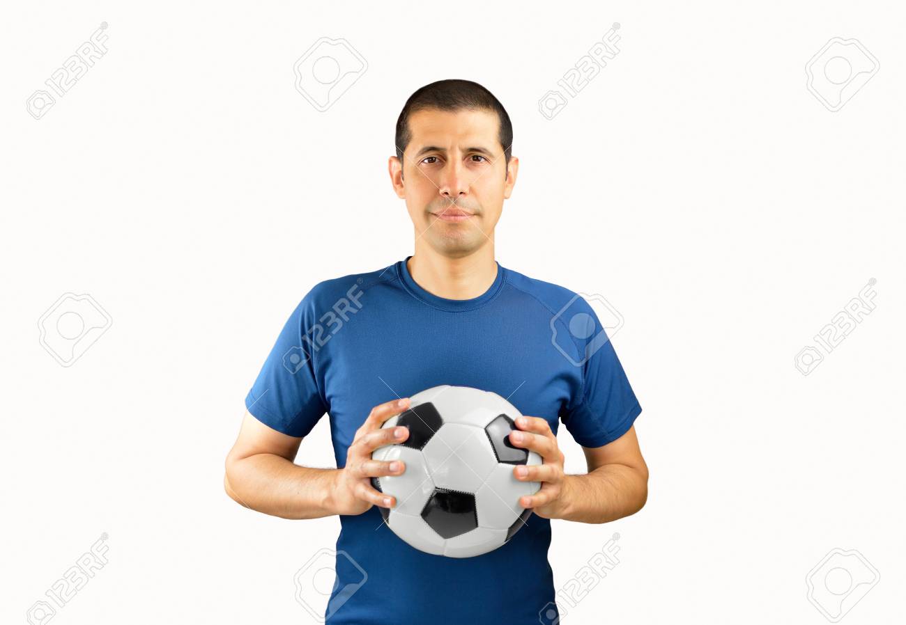白い背景を持つ胸に手でボールを保持するサッカー選手 の写真素材 画像素材 Image