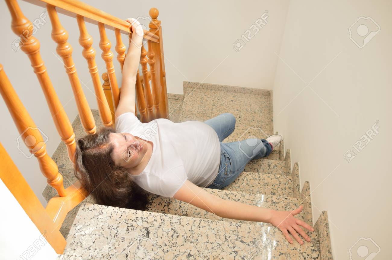 Une Femme Enceinte Tomber Sur Les Escaliers Avec Les Mains Jusqu & # 39 ; À  Serrer Le Percer Vers La Balustrade Banque D'images Et Photos Libres De  Droits. Image 96148533.