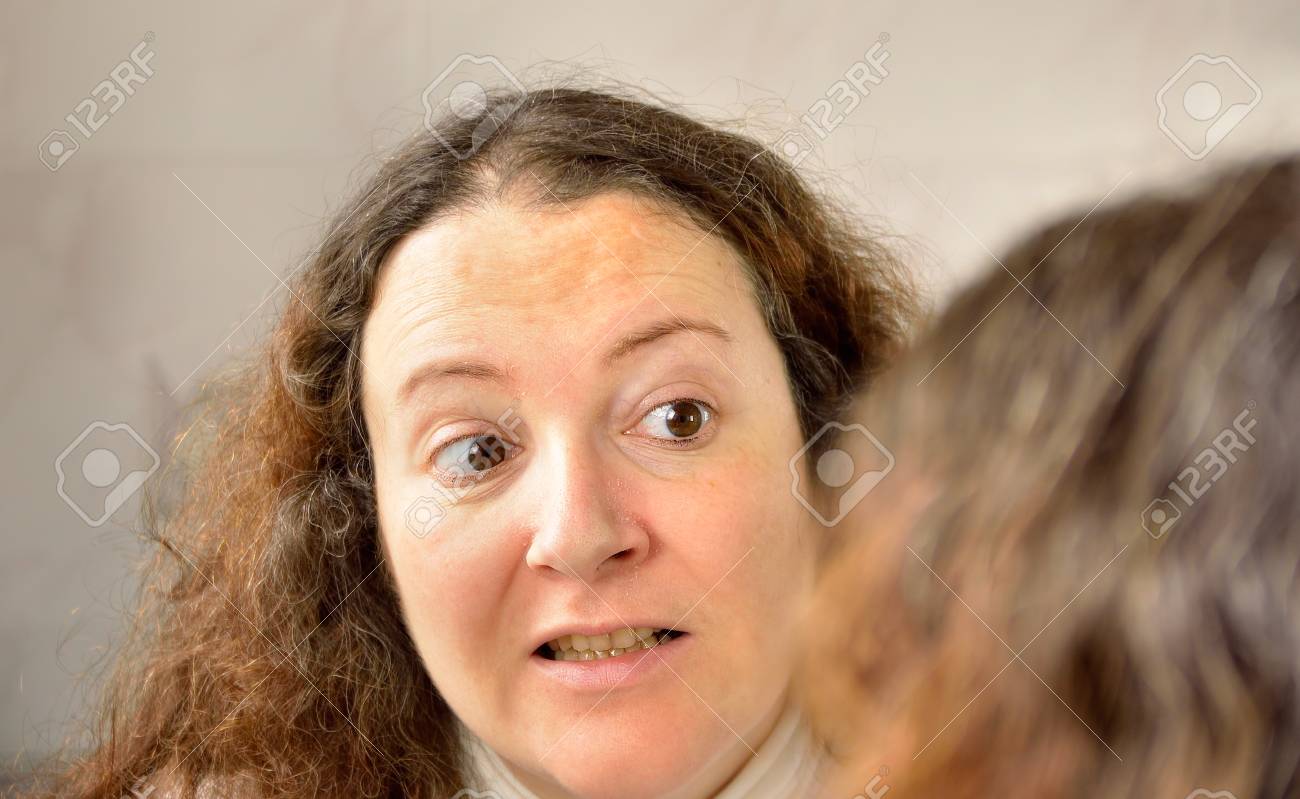 거울 앞에 선 화가 난 못생긴 여자 로열티 무료 사진, 그림, 이미지 그리고 스톡포토그래피. Image 107260543