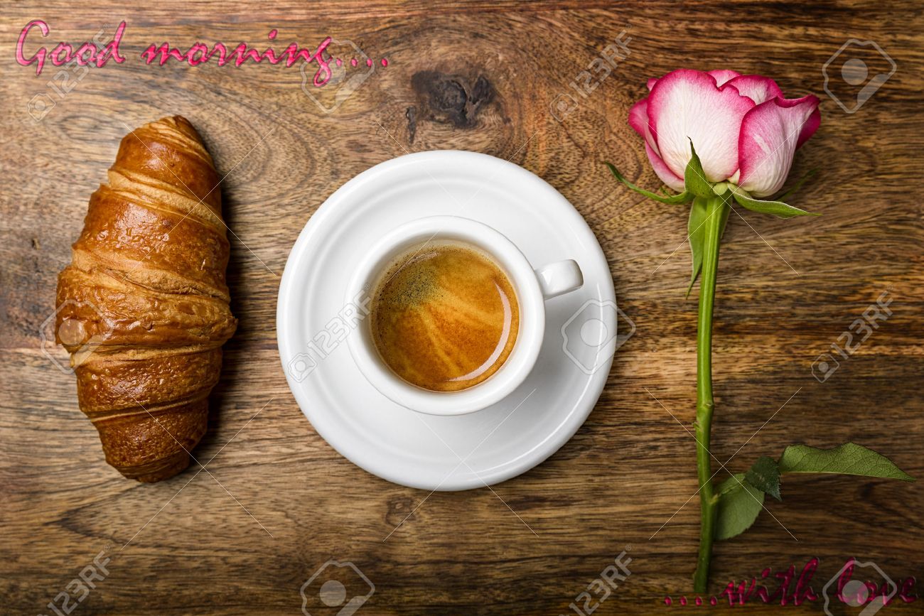 Café, Croissant Y Se Levantó Para El Desayuno Romántico Y Buenos Días ...  Escrita Con Amor Fotos, retratos, imágenes y fotografía de archivo libres  de derecho. Image 55031860
