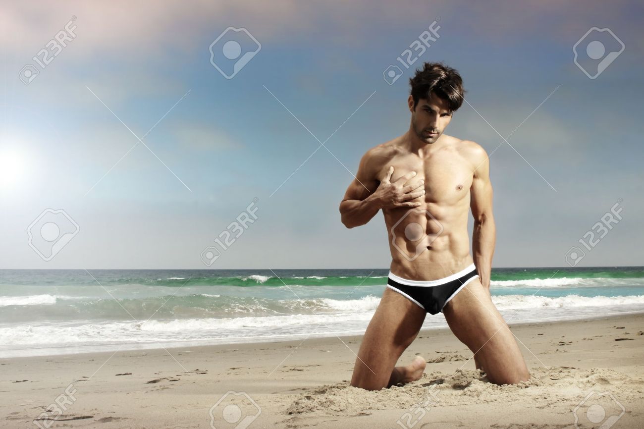 砂と海とビーチでポーズ官能的な男性モデル の写真素材 画像素材 Image 砂と海とビーチでポーズ官能的な男性モデル の写真素材 画像素材 Image