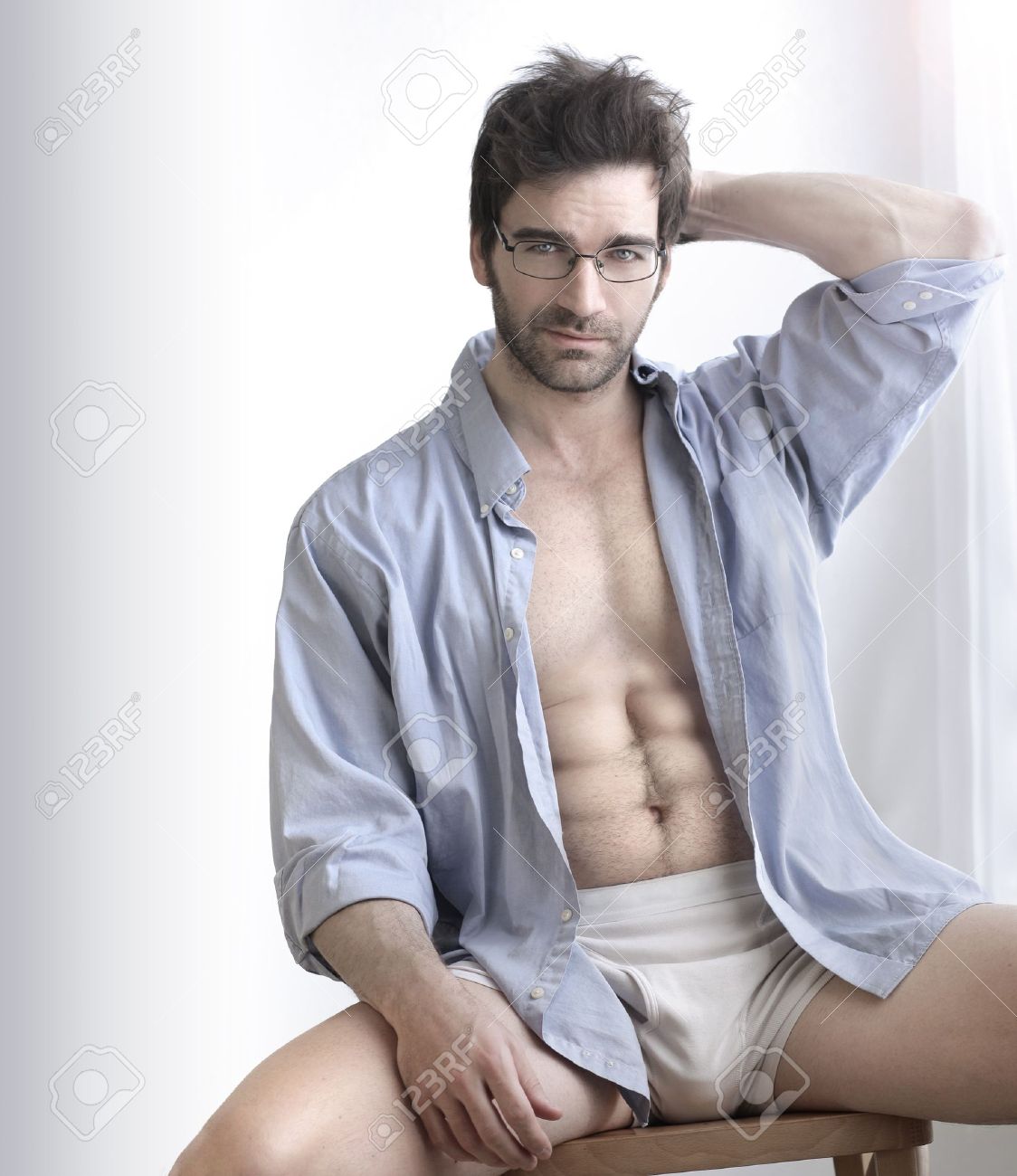 Juguetón Retrato De Un Guapo En Ropa Interior De Color De Ante Camisa De Trabajo Abierto Con Expresión Sensual En Contra De Blancos Fotos, Retratos, Imágenes Y Fotografía De