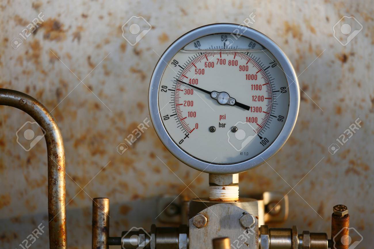 石油と天然ガスの生産プロセスのモニターの状態 業界の仕事 業界背景 間近でゲージを測るのためのゲージの圧力計 の写真素材 画像素材 Image