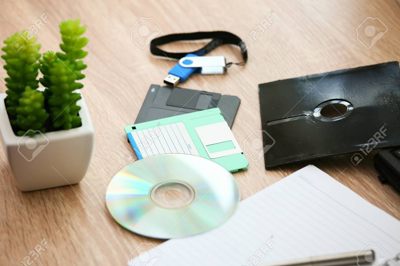 speicher für das büro zu hause anmerkung diskette schreibtisch mit der anmerkung diskette a und speicherlaufwerk in das büro zu hause arbeitszimmer modernen im leben speicher speicher für das büro zu hause anmerkung diskette schreibtisch mit der anmerkung diskette a und speicherlaufwerk in das büro zu hause arbeitszimmer modernen im leben speicher