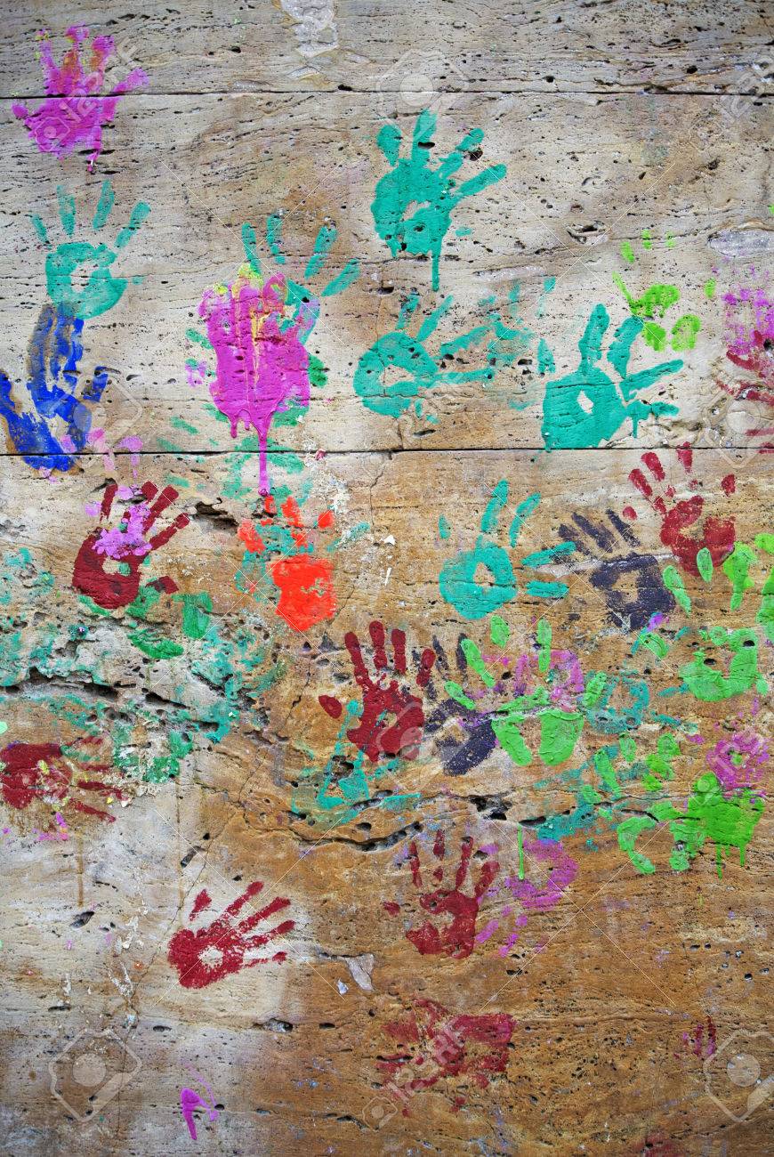 Fotografia De La Pared Colorida Con Las Manos Impresas De Colaboracion Fotos Retratos Imagenes Y Fotografia De Archivo Libres De Derecho Image 52339111