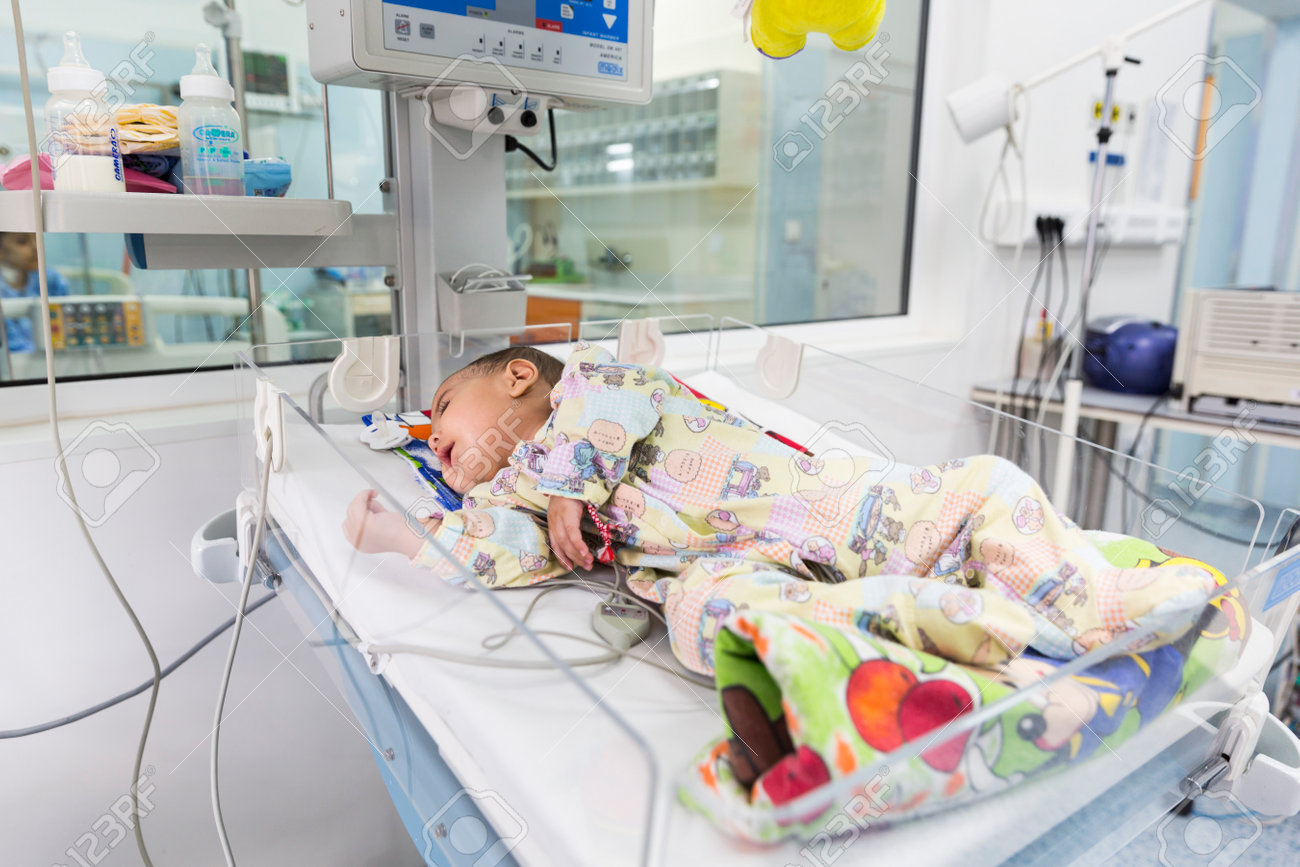 ソフィア ブルガリア 16 年 3 月 1 日 心臓病の赤ちゃん Cardilogical こども病院のベッドに横たわっています 近代的な設備と質の高い治療 の写真素材 画像素材 Image