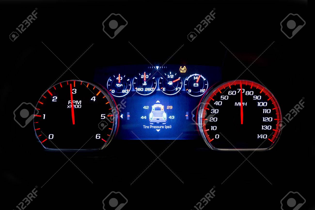 現代の軽自動車の走行距離 ダッシュ ボード 走行距離 黒い背景に分離されました 現代の車の新しい表示 タイヤの空気圧 Tsi の写真素材 画像素材 Image