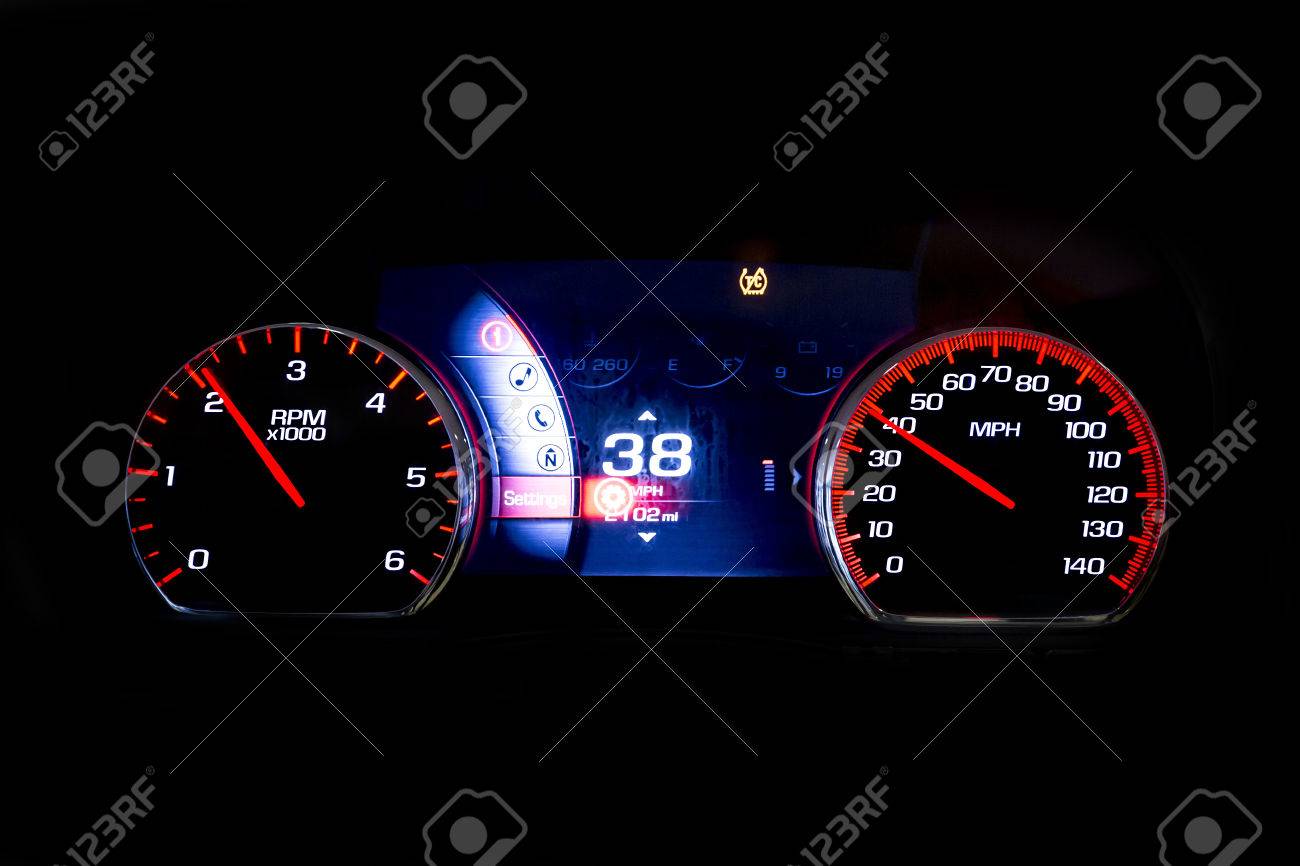 現代の軽自動車の走行距離 ダッシュ ボード 走行距離 黒い背景に分離されました 現代の車の新しい表示 Rpm と 38 Mph の写真素材 画像素材 Image