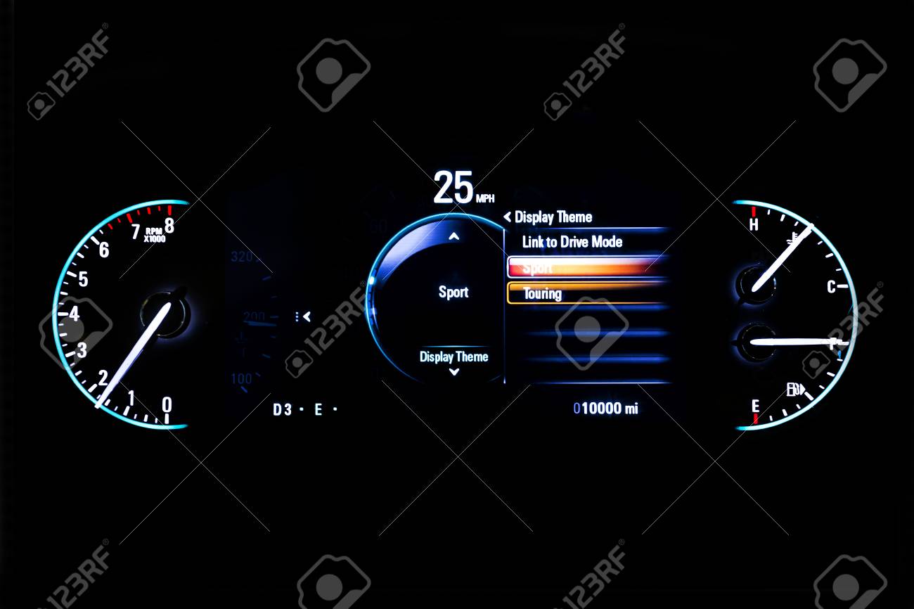 現代の軽自動車の走行距離 ダッシュ ボード 走行距離 黒い背景に分離されました 現代の車の新しい表示 回転数 燃料計および温度 表示テーマ 毎時 25 マイル の写真素材 画像素材 Image