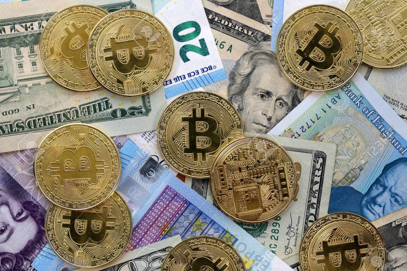 Monedas De Oro De Bitcoin En Billetes De Veinte Dólares Estadounidenses ($  20), Billetes De Libra Esterlina Del Reino Unido Y Billetes De Euro De La  UE. Fotos, retratos, imágenes y fotografía