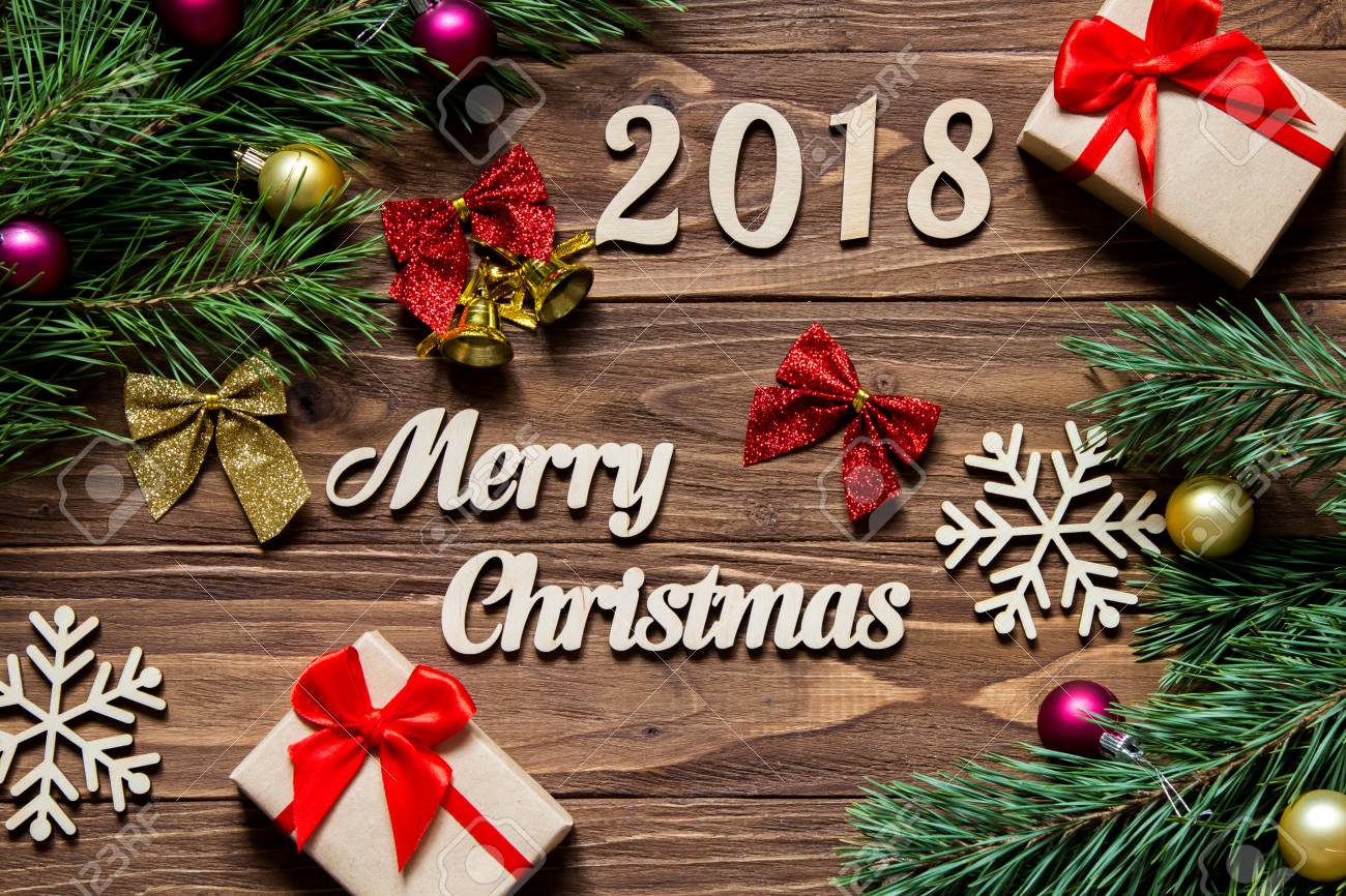 Joyeux Noel 18 Cadeaux De Noel Et De Clinquant Sur Le Fond En Bois Banque D Images Et Photos Libres De Droits Image