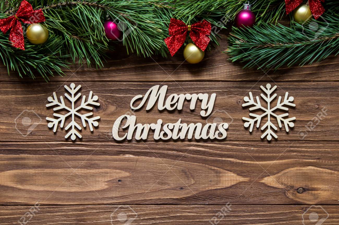 Joyeux Noel Au Centre Du Fond En Bois Avec Des Branches De Pin Sur Le Haut De L Ecran Et Deux Beaux Flocons De Neige Banque D Images Et Photos Libres De Droits Image
