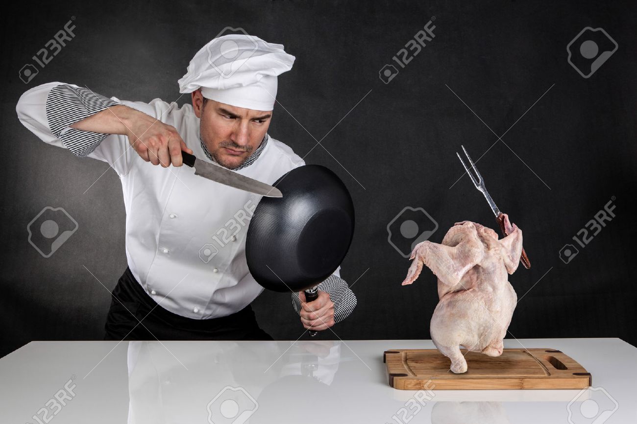 Images et smileys...en joutes - Page 3 27889885-chef-de-la-lutte-contre-attaque-avec-un-couteau-et-de-poulet-cru-casserole