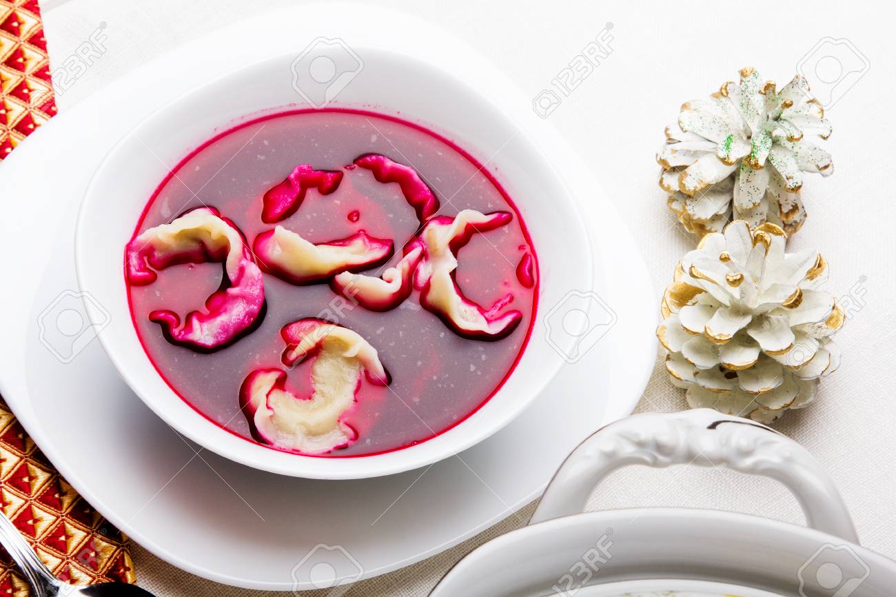 餃子 伝統的なポーランドのクリスマスイブの料理と赤いボルシチ の写真素材 画像素材 Image