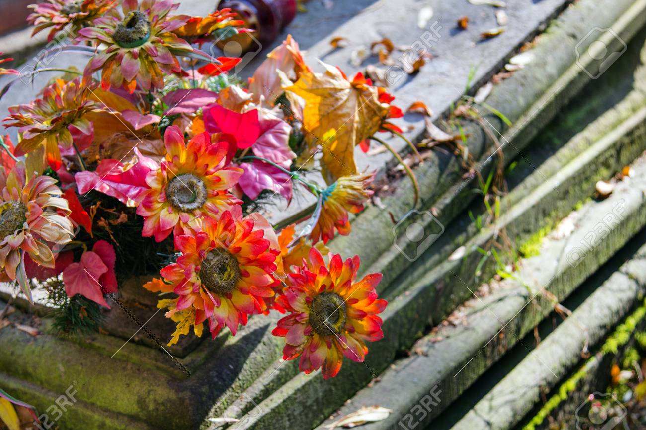 Bouquet De Fleurs Artificielles Sur La Tombe Décorations De Cimetière