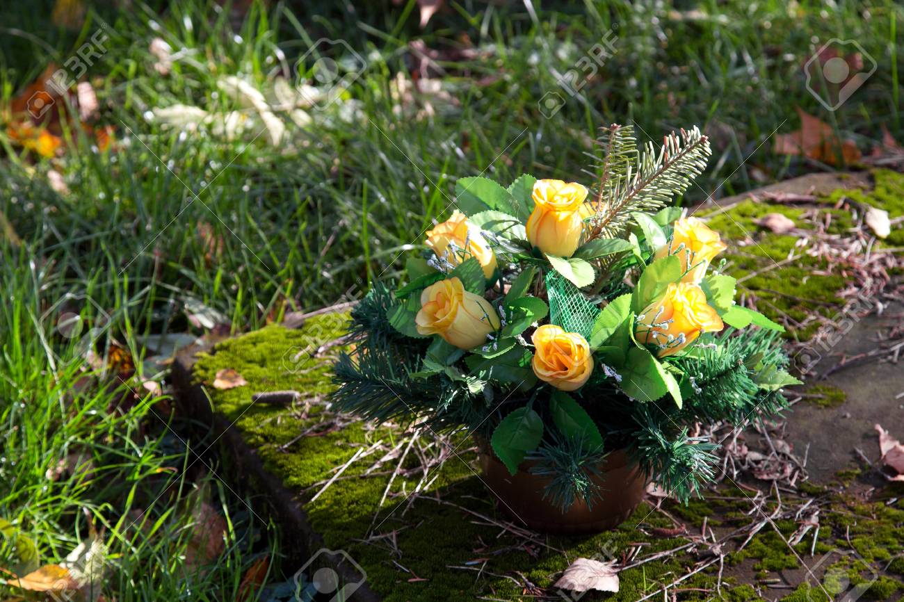 Bouquet De Fleurs Artificielles Sur La Tombe Décorations De Cimetière
