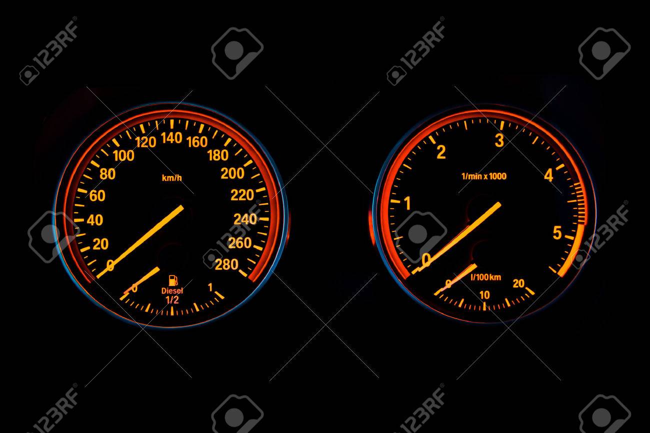 スピード メーターとタコメーター スポーツ ディーゼル車の の写真素材 画像素材 Image