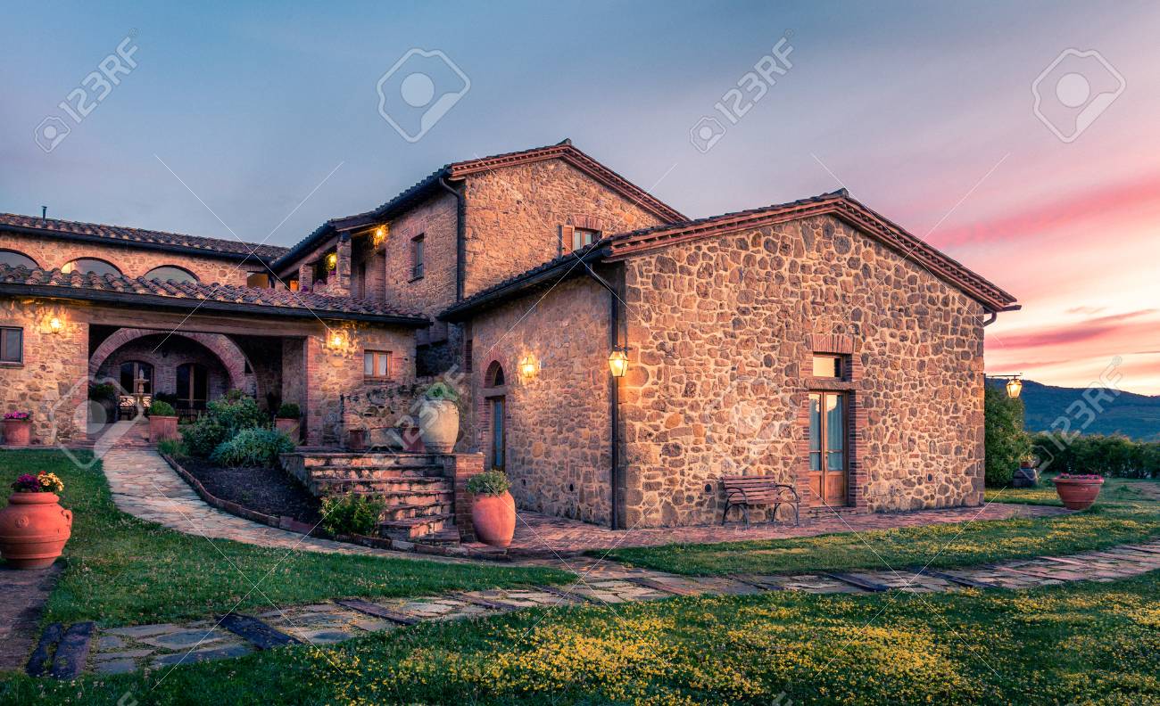 Pienza Italie 21 Juin 2015 Beau Manoir Rénové Tuscan Au Coucher Du Soleil Près De La Ville Historique De Pienza En Italie