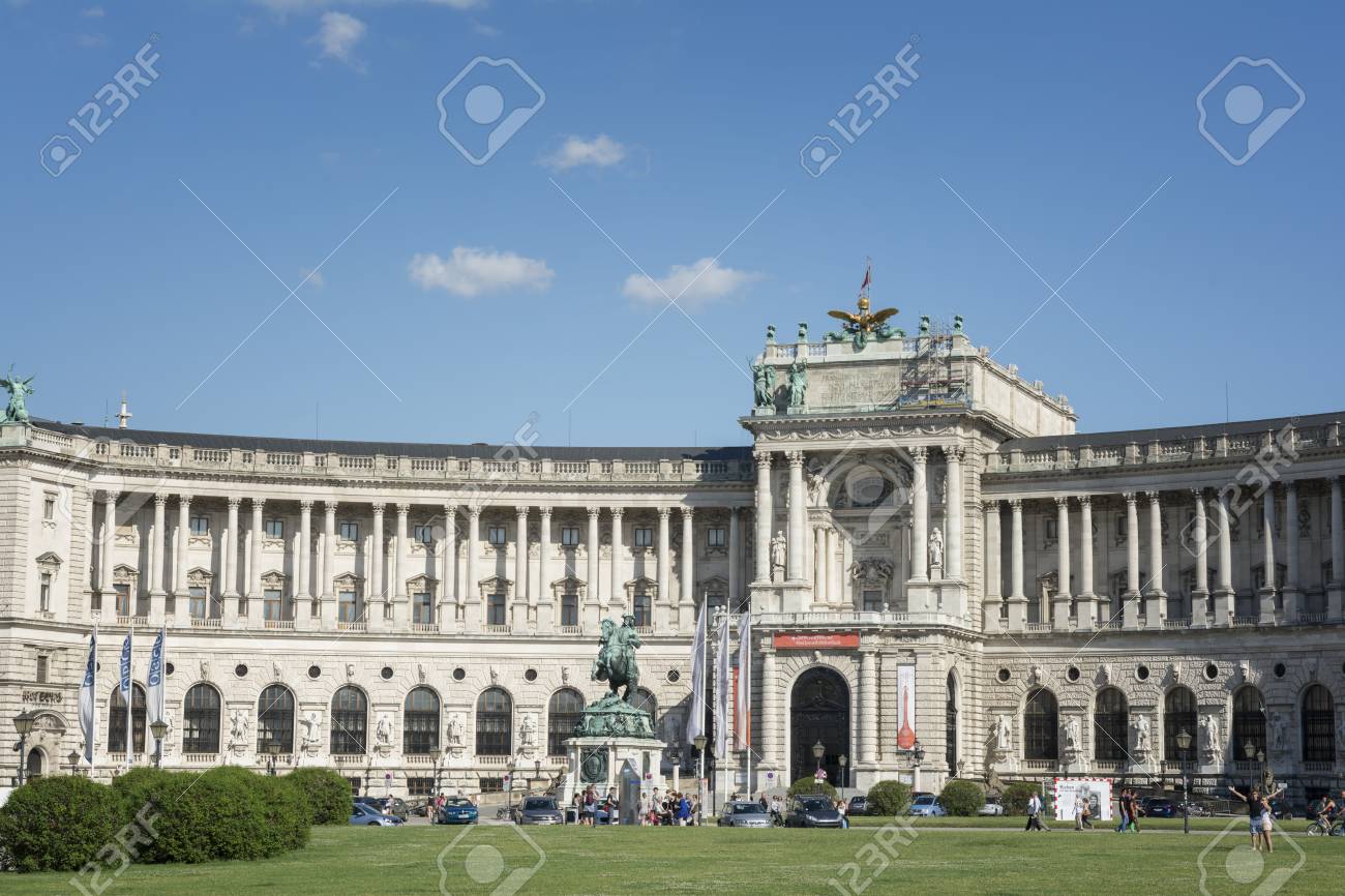 オーストリア国立図書館 740 万項目のさまざまなコレクションで オーストリアで最も大きい図書館の外観です それは オーストリア ウィーンのホーフブルク宮殿にあります の写真素材 画像素材 Image