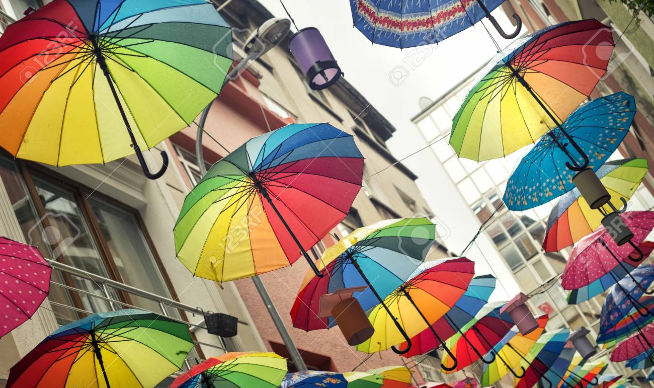 Calle Decorada Con Paraguas De Colores Del Arco Estambul, Turquía Fotos, Retratos, Imágenes Y Fotografía De Archivo Libres Image