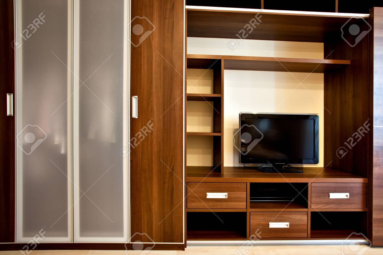 Moderne Bucherregal Und Schrank Mit Tv System Lizenzfreie Fotos Bilder Und Stock Fotografie Image 4922114
