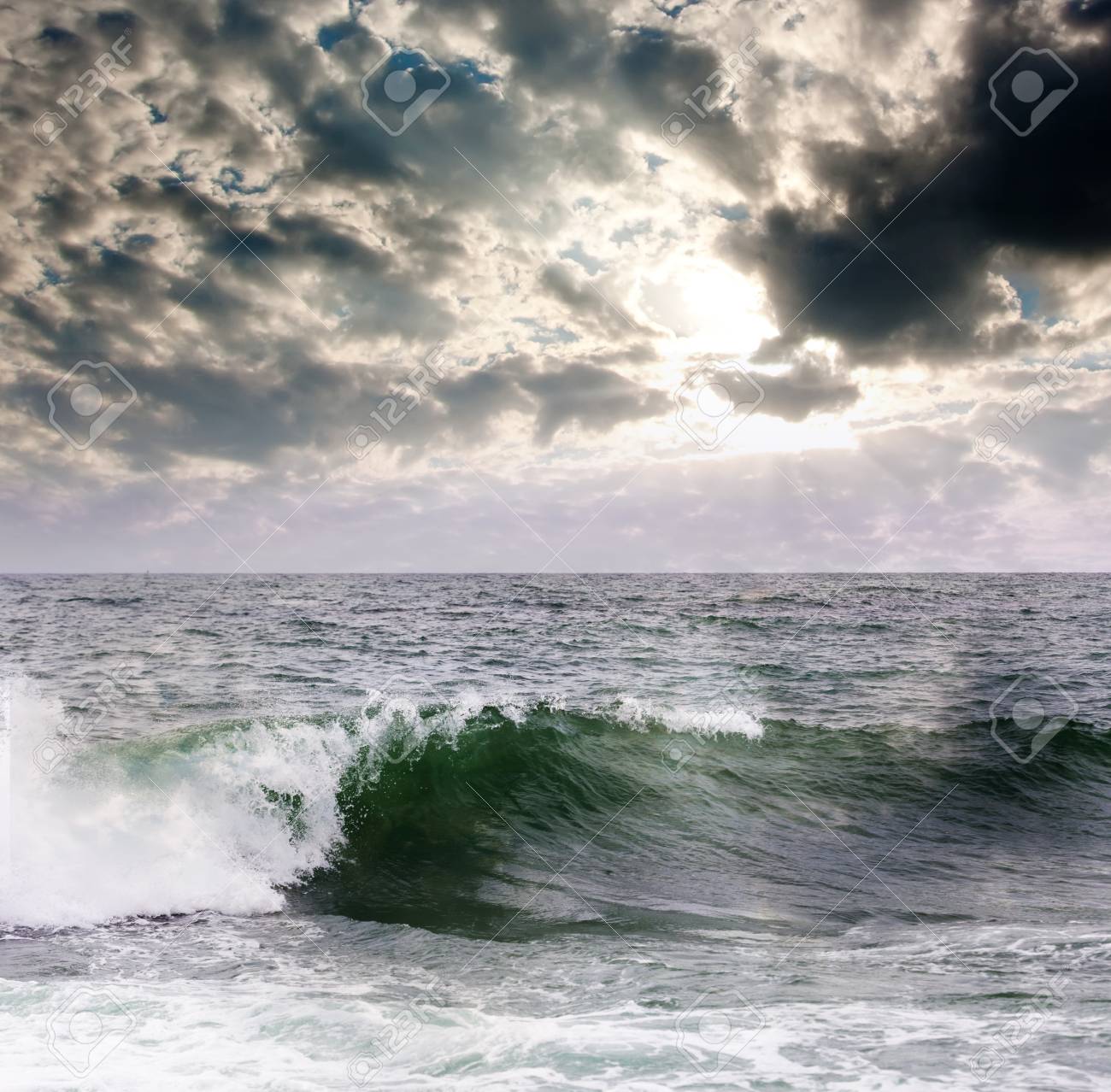 風の強い日の中に海の波が美しい の写真素材 画像素材 Image