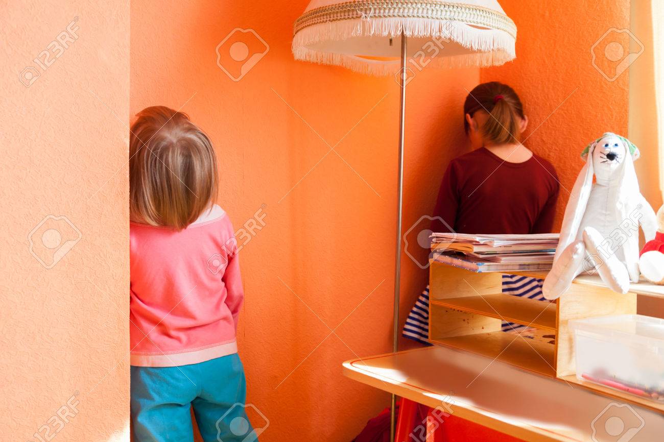 Мальчик в углу. Поставили в угол. В школе стояла в углу. Мальчик в углу. Девочка в углу.